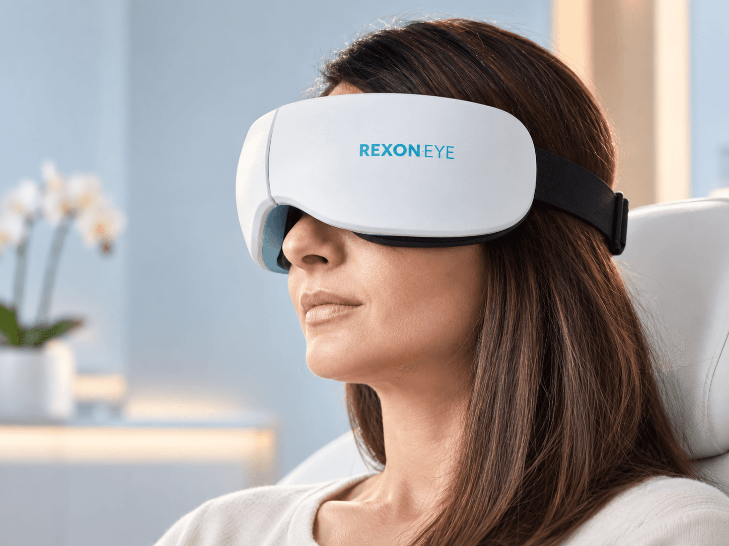 Patient i behandling med REXON-Eye QMR mod tørre øjne hos X-Vision